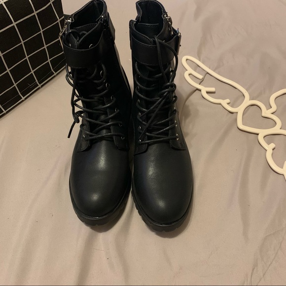 (Runs small) Black Boots - Picture 6 of 9